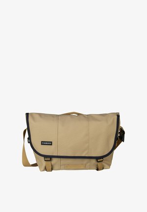 Beige Umhängetasche mit strukturierter Oberfläche, dunkler Einfassung, verstellbarem Schultergurt und einer Frontklappe. Mit Logo-Patch und vorderem Schnallenverschluss.