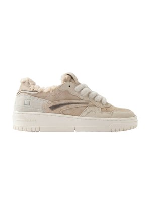 Beige suède sneaker met wollen gestructureerde veters en kraag, dikke witte zool en subtiele donkerdere suède streep langs de zijkant.