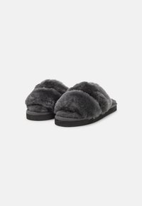 Shepherd THELMA - Mules - asphalt