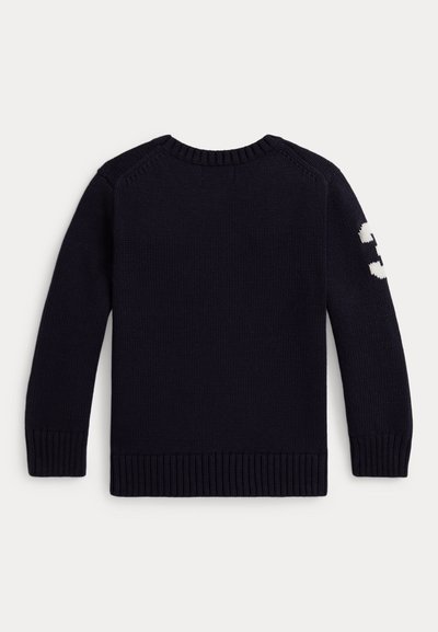 Suéter de punto negro de manga larga con puños y dobladillo acanalados, con el número blanco "3" en la manga izquierda.