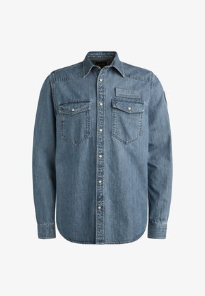 Camisa de mezclilla azul claro con mangas largas, frente abotonado, dos bolsillos en el pecho y un parche en relieve. Presenta un diseño clásico de estilo western.