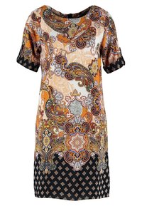 Vestido de manga corta con un patrón de paisley en naranja, beige y negro. La tela tiene una textura suave con acentos en negro de patrón contrastante.