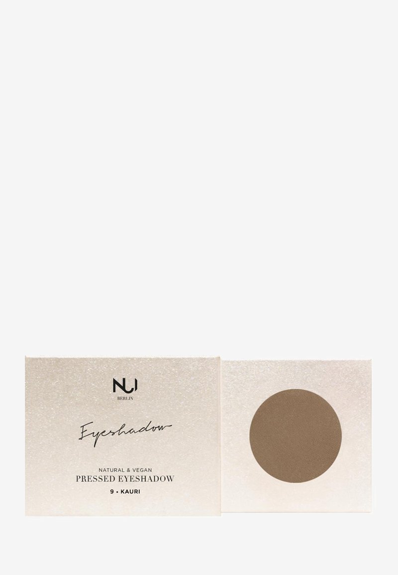 Gep restanteerde oogschaduw in een ronde pan, met een matte bruine tint. De compact heeft een licht-getextureerde beige buitenkant met het merk "NU Berlin".