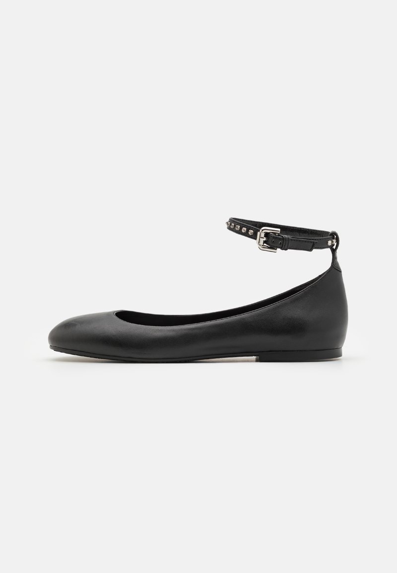 Chaussure de ballet plate en cuir noir avec bride de cheville munie d'une boucle argentée et petits clous, vue de profil sur fond blanc.