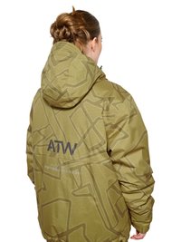 Frau mit braunen Haaren in einem Dutt trägt eine grüne Kapuzenjacke mit abstrakten Mustern und dem Text "ATW" auf dem Rücken, blickt weg.