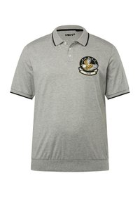 Grå polotröja tillverkad av tyg med strukturerad yta. Har en broderad svart och gul örnlogotyp, tre knappar och svarta detaljer.