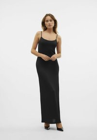 Robe maxi noire sans manches avec un décolleté droit et de fines bretelles. Fabriquée dans un tissu lisse et extensible, offrant une silhouette ajustée.