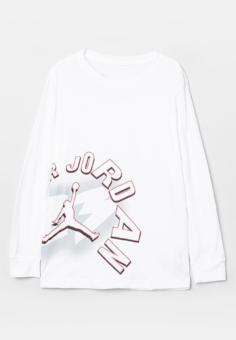 Camiseta de manga larga blanca hecha de algodón. Presenta una gran impresión gráfica del logo Jumpman en negro y rojo, con texto estilizado que dice "Jordan."
