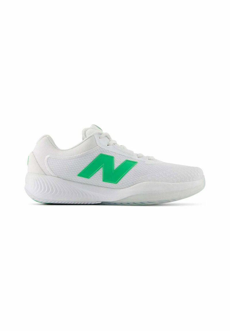 Baskets blanches avec des accents verts, arborant un grand logo "N" vert, conçues pour le confort et la performance.