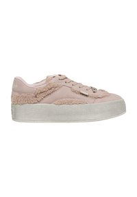 Baskets rose clair avec panneaux texturés et duveteux et semelle blanche épaisse, vues de côté sur fond blanc.