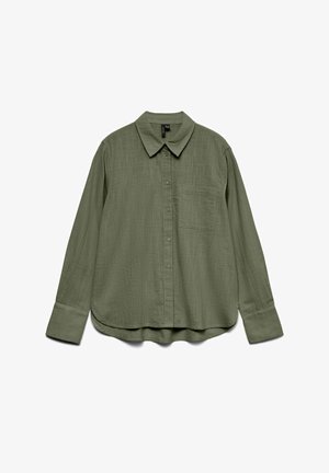Olívazöld hosszú ujjú, gombos ing hegyes gallérral, egyetlen mellzsebbel és széles mandzsettákkal, texturált anyagból készült.