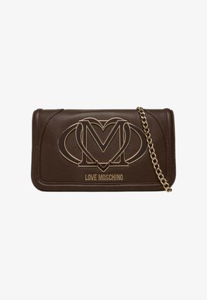 Clutch in pelle marrone con tracolla a catena dorata. Presenta un logo in rilievo e una forma strutturata. Texture liscia e dettagli cuciti.