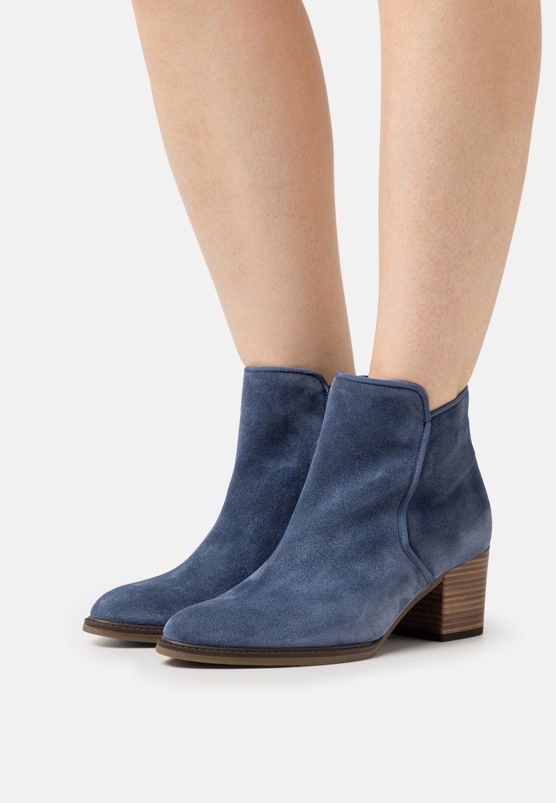 Bottes au design élégant, en doux daim bleu, dotées d'un bout arrondi et d'un talon en bois empilé, texture lisse et hauteur cheville.