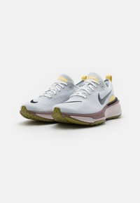 Nike Performance ZOOMX INVINCIBLE FK 3 - Hardloopschoenen voor op de weg - photon dust/black/summit white/platinum violet/saturn gold/soft yellow