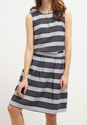 Robe grise avec des rayures blanches horizontales, sans manches, longueur genou, tissu lisse, taille froncée et encolure ronde.