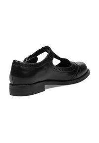 Zapato de cuero negro con puntera redondeada, diseño recortado y detalles perforados. Presenta un pequeño tacón y una correa ajustable.