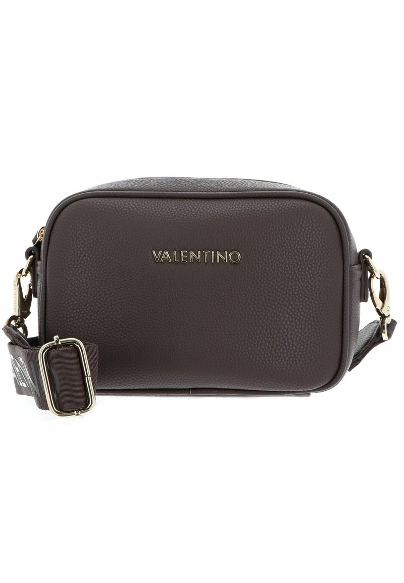 Sac bandoulière en cuir marron texturé avec logo doré, sangle ajustable et forme rectangulaire. Comprend une fermeture éclair et des accents lisses.