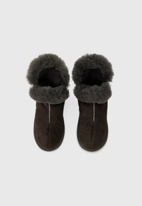 Καφέ σουέντ παντόφλες με γκρι γούνινες μανσέτες, με κεντρικό φερμουάρ και επίπεδη σόλα. Το εσωτερικό εμφανίζει απαλό, βελούδινο επένδυση.