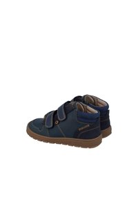 Zapatillas para niños en azul y marino con dos correas ajustables de velcro, puntera redonda, cuello acolchado y suela de goma texturizada.