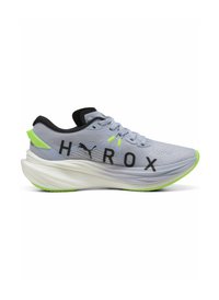 Zapatilla deportiva de color gris claro con detalles en negro y llamativo texto "HYROX". Presenta un empeine texturizado, una media suela blanca acolchada y una suela de color verde brillante.