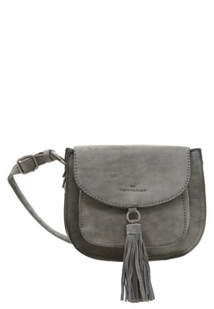 Lille grå skuldertaske med frontklap, syede kanter, justerbar rem og lang kvast, der hænger fra en metalring.