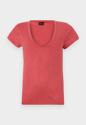 T-shirt corail rouge à manches courtes avec col en V, doté d'une texture subtile et d'une étiquette noire à l'intérieur du col.