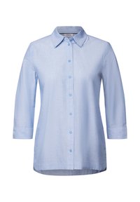 Camicia button-up azzurro chiaro realizzata in tessuto morbido, con colletto classico, maniche a tre quarti e orlo curvo.