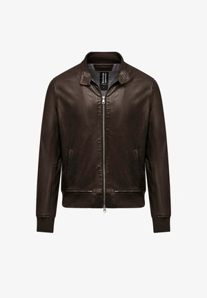 Braune Lederjacke mit einem Reißverschluss vorne, gerippten Bündchen und Kragen, ausgestattet mit einem karierten Futter. Slim-Fit-Design mit zwei Seitentaschen.