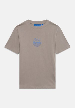 Taupe t-shirt med korte ærmer med blå tekst "Out of This World" centreret på brystet og rund halsudskæring.