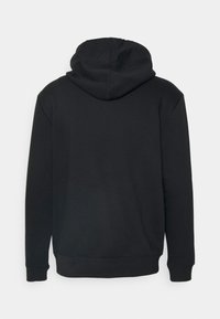 Svart huvtröja sedd från baksidan, med långa ärmar, huva och ribbade muddar och nederdel.