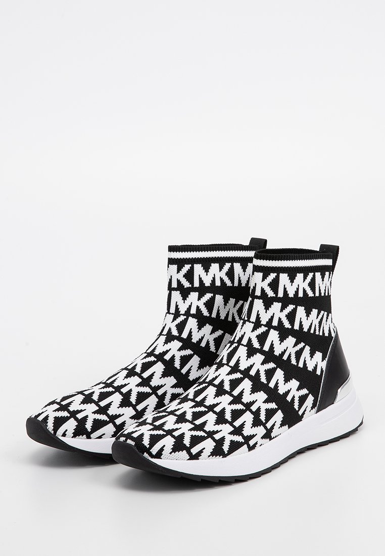 Botines de punto en blanco y negro con un patrón de logo repetido reconocible, una suela de goma blanca y acentos en el talón de textura negra.