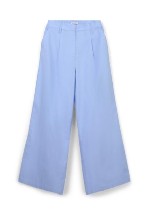 Pantaloni ampi azzurro chiaro con vita alta, caratterizzati da pieghe, passanti per cintura e una texture di tessuto liscia. Nessuna tasca visibile o dettagli in metallo.