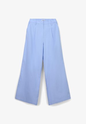 Hellblaue weit geschnittene Hosen mit hohem Bund, die Falten, Gürtelschlaufen und eine glatte Stoffstruktur aufweisen. Keine sichtbaren Taschen oder Metalldetails.