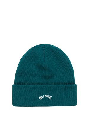 Gorro de punto en color azul verdoso con puño enrollado. Presenta el logotipo blanco "BILLABONG" bordado en la parte frontal. Textura suave y ajuste ceñido.