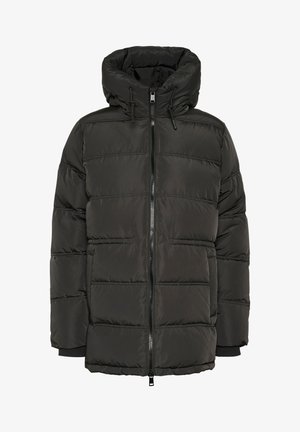 Melna pūtīga jaka ar augstu apkakli, rāvējslēdzēja aizdari un elastīgiem manšetēm. Raksturīgas horizontālas šuve līnijas un gluda, spīdīga ārpuse.