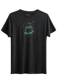 Zwarte katoenen t-shirt met korte mouwen, voorzien van een groen en oranje graphic van een figuur in een helm, omringd door geometrische patronen.