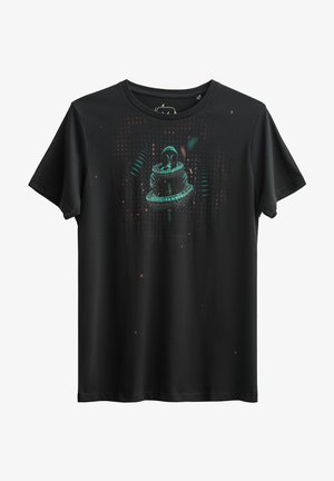 Zwarte katoenen t-shirt met korte mouwen, voorzien van een groen en oranje graphic van een figuur in een helm, omringd door geometrische patronen.