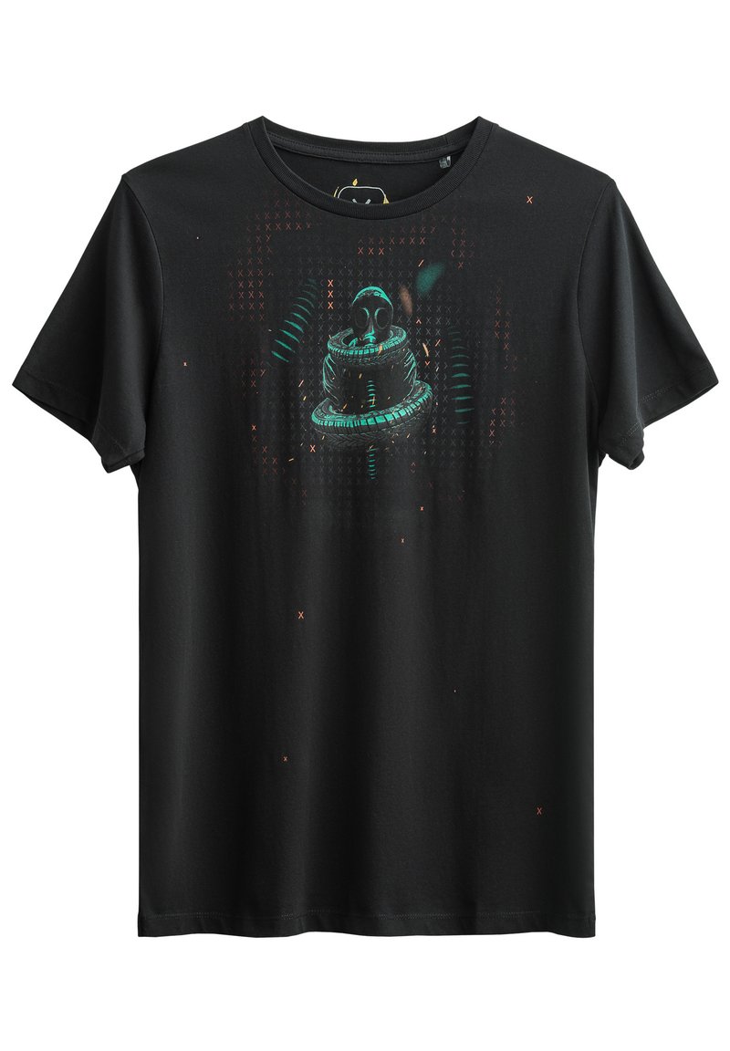 Zwarte katoenen t-shirt met korte mouwen, voorzien van een groen en oranje graphic van een figuur in een helm, omringd door geometrische patronen.