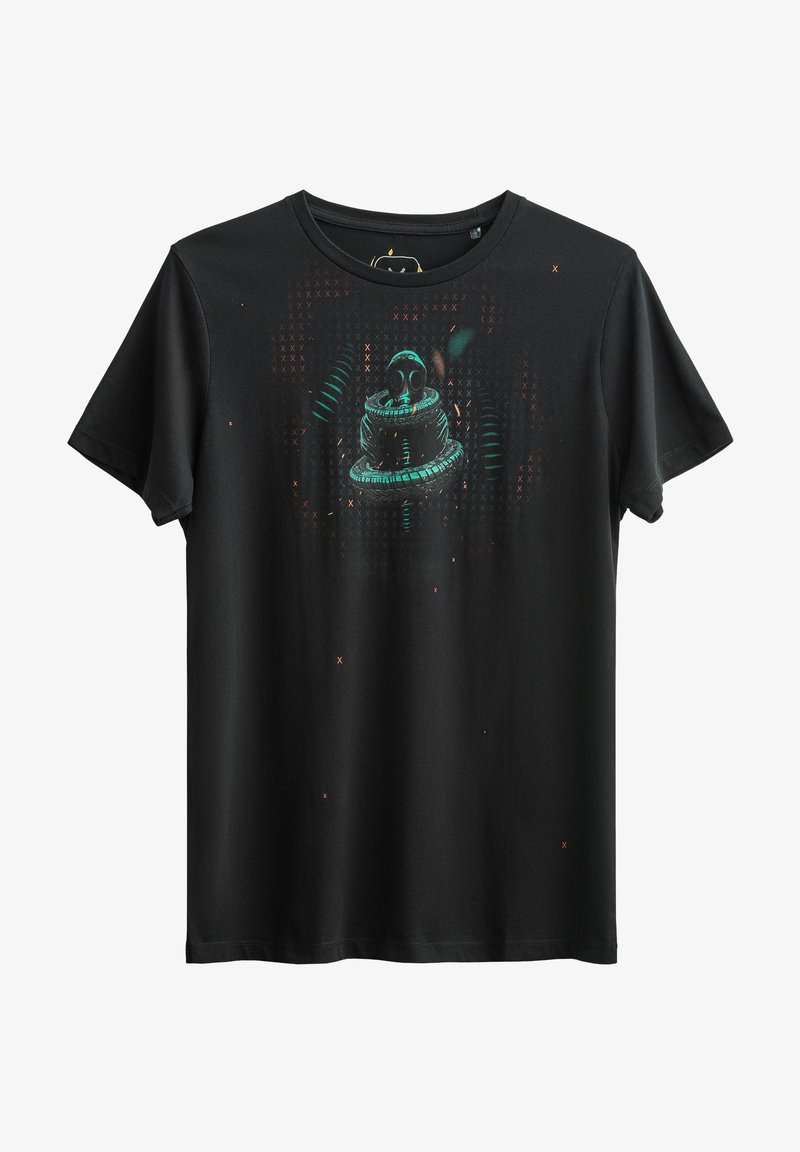 Zwarte katoenen t-shirt met korte mouwen, voorzien van een groen en oranje graphic van een figuur in een helm, omringd door geometrische patronen.