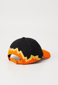 Schwarze Mütze mit orangefarbener und gelber Zickzack-Stickerei. Verstellbarer Riemen auf der Rückseite. Glattes Material mit leicht strukturiertem Form.