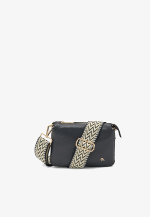 Sac bandoulière en cuir noir texturé avec une large sangle en tissu à motif zigzag ajustable et des accents en métal doré.