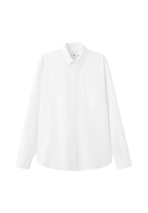 Camisa blanca de manga larga con botones, cuello puntiagudo y bolsillo en el pecho, mostrada sobre un fondo blanco.