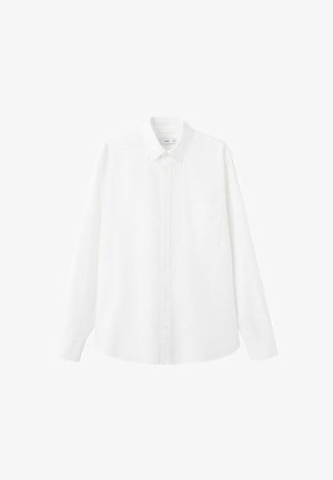 Weißes Hemd mit langen Ärmeln, Knopfleiste, spitzem Kragen und Brusttasche, vor weißem Hintergrund dargestellt.