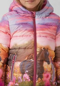  gepolsterte Jacke mit einem mehrfarbigen Farbverlauf von Rosa und Lila. Verfügt über ein Pferdemuster und einen Reißverschluss mit rosa Akzenten.
