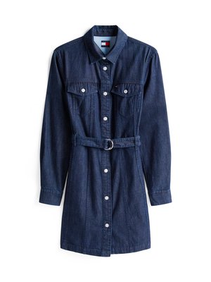 Robe chemise en denim, bleu foncé, avec des manches longues, deux poches poitrine, une ceinture à la taille et des boutons-pression en métal argenté. Détails de couture verticale.