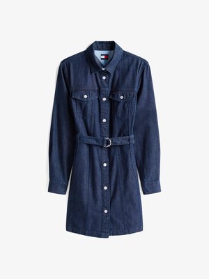 Denim srajčna obleka, temno modra, z dolgimi rokavi, dvema žepoma na prsih, pasom v pasu in srebrnimi pritiski. Vertikalni šivi.