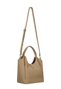 Bolso de cuero texturizado beige con doble asa superior y una correa ajustable para el hombro, con herrajes en tono dorado y diseño minimalista.