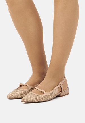 Scarpe piatte nude con punte affusolate, texture in rete e una piccola cinghia. Presentano un accento decorativo a forma di fiocco e un tacco basso a blocco.
