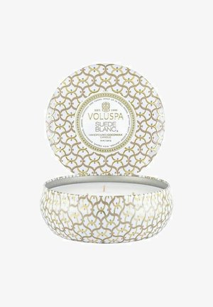 Voluspa Suede Blanc håndstøbt kokosvokslys i en hvid og gylden mønstret rund dåse med låg åbent.