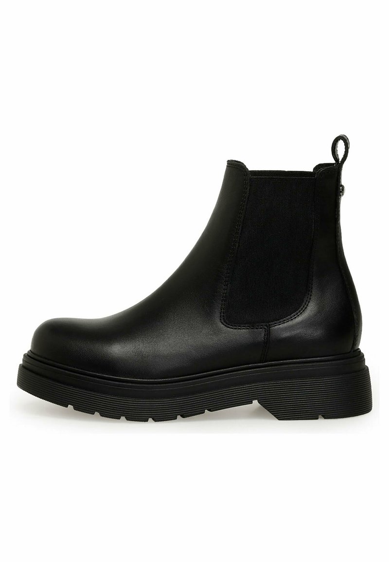 Botte Chelsea en cuir noir avec panneau latéral élastique, languette à l'arrière et semelle en caoutchouc épaisse à motif, vue de côté extérieur.